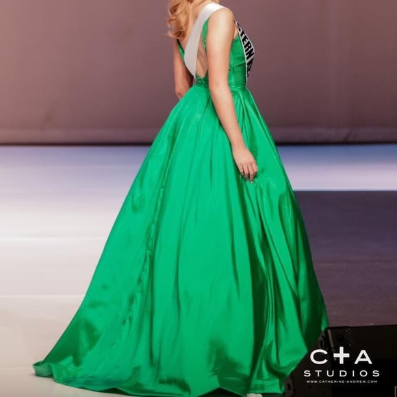 Emerald green Sherri Hill ball gown! - Picture 2 of 3